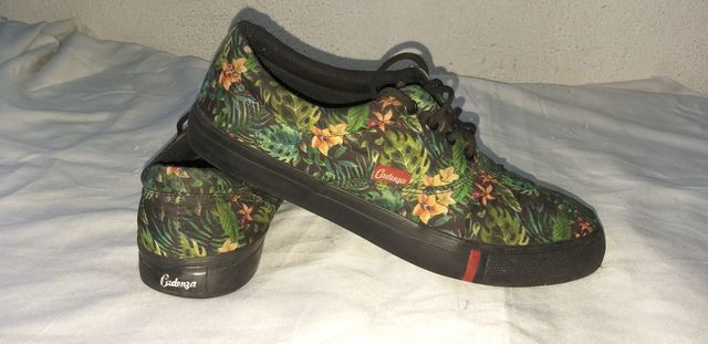 tenis com cadarço grande