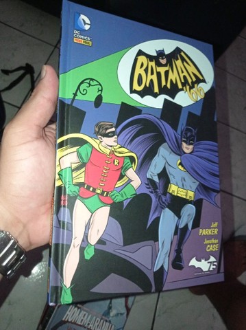 Batman 66 volume 1 capa dura.