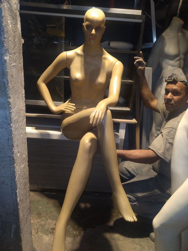 Manequim feminina sentada - Foto 3