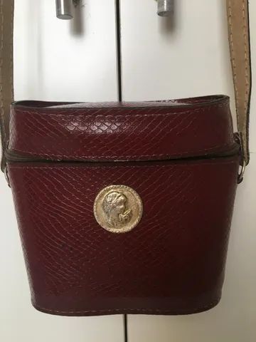 Belíssima bolsa em couro vinho