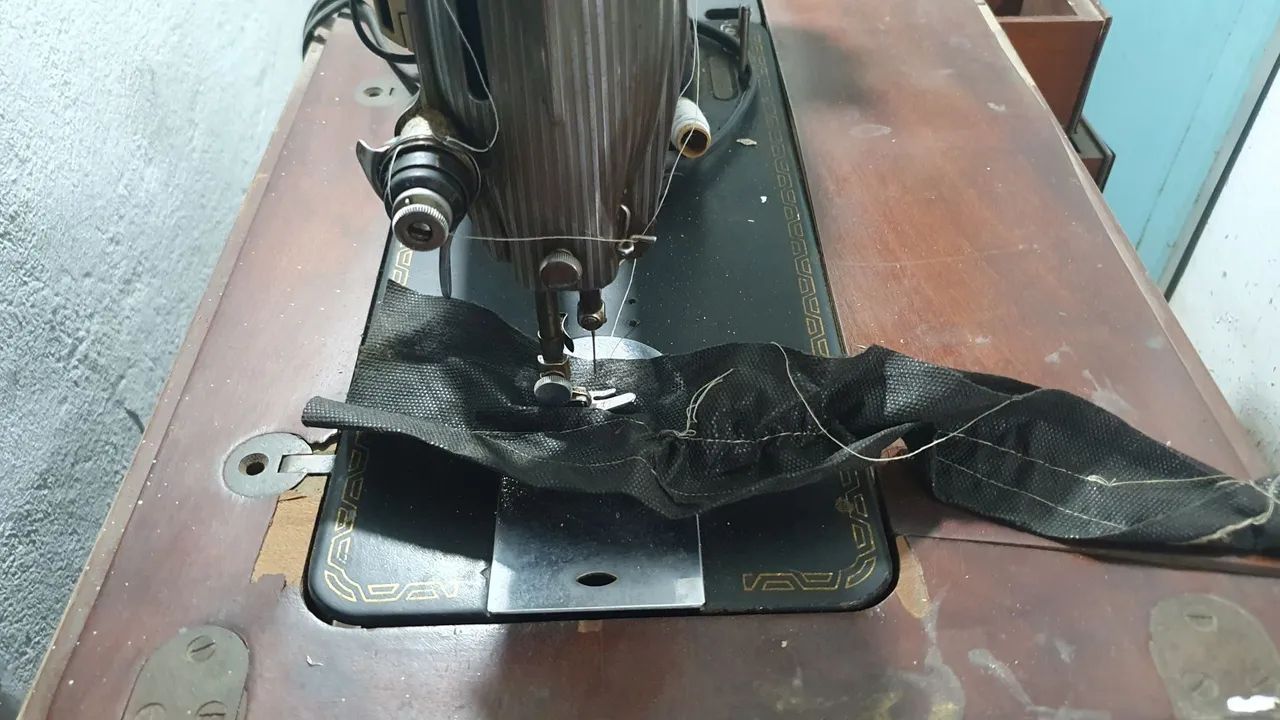 Máquina de costura antiga  - Foto 3