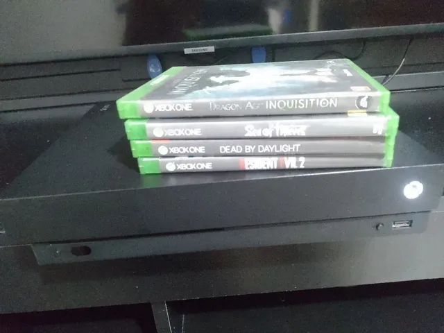 Xbox one x muito novo na caixa  1Tb memória interna
