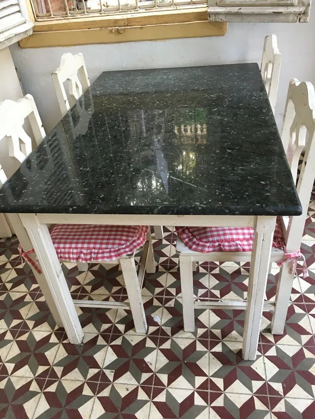 Conjunto de Mesa de Madeira e Granito