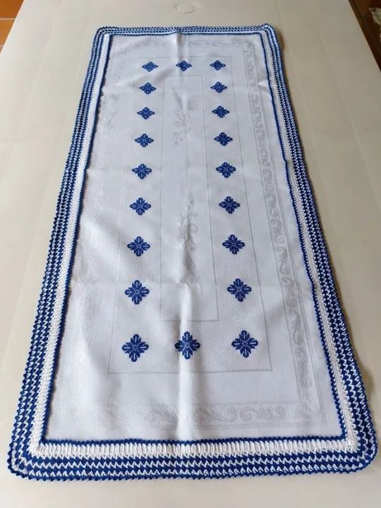 Caminho de Mesa Azul em Ponto Cruz e com Bico de Crochê 