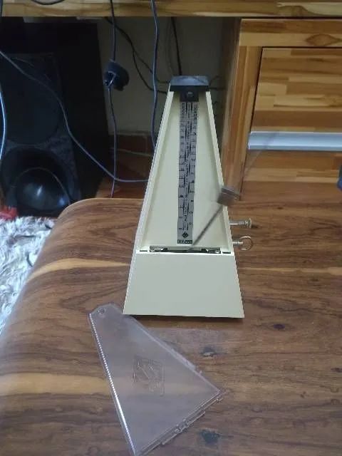 Antigo metrônomo mecânico