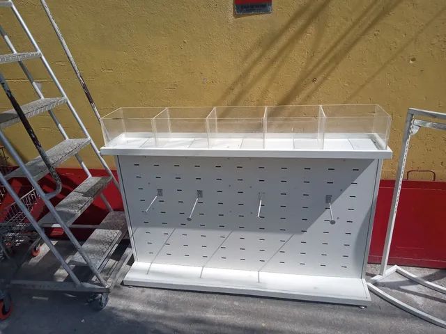 Expositor com ganchos central