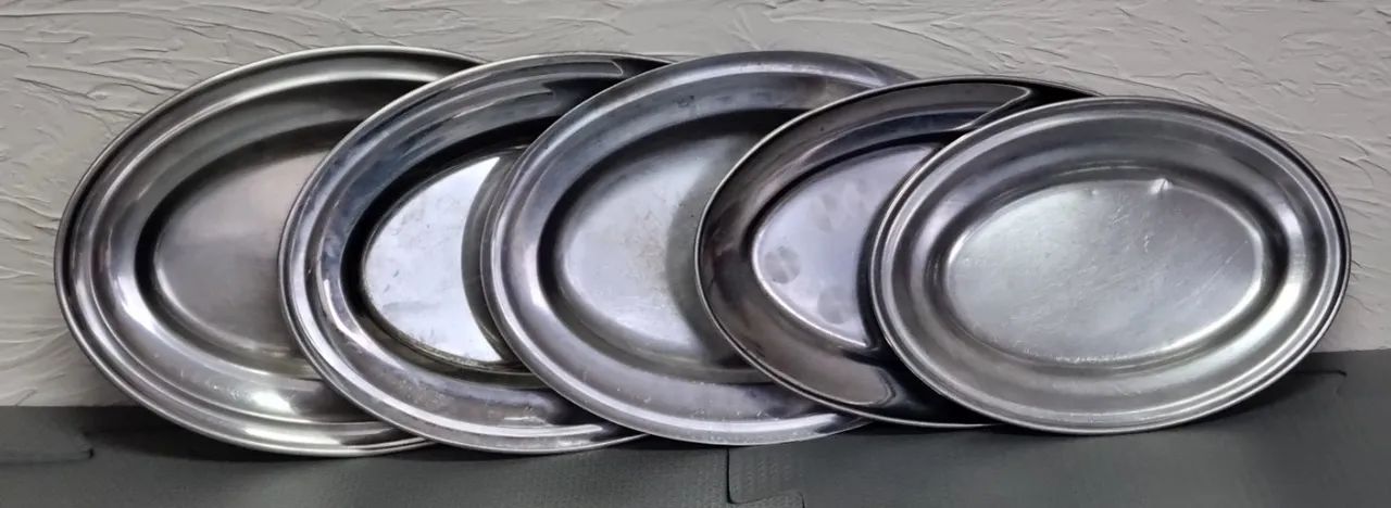 Cinco travessas de inox para servir a mesa