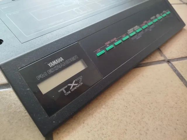 Yamaha TX7 - (DX7 em formato módulo) - Instrumentos musicais