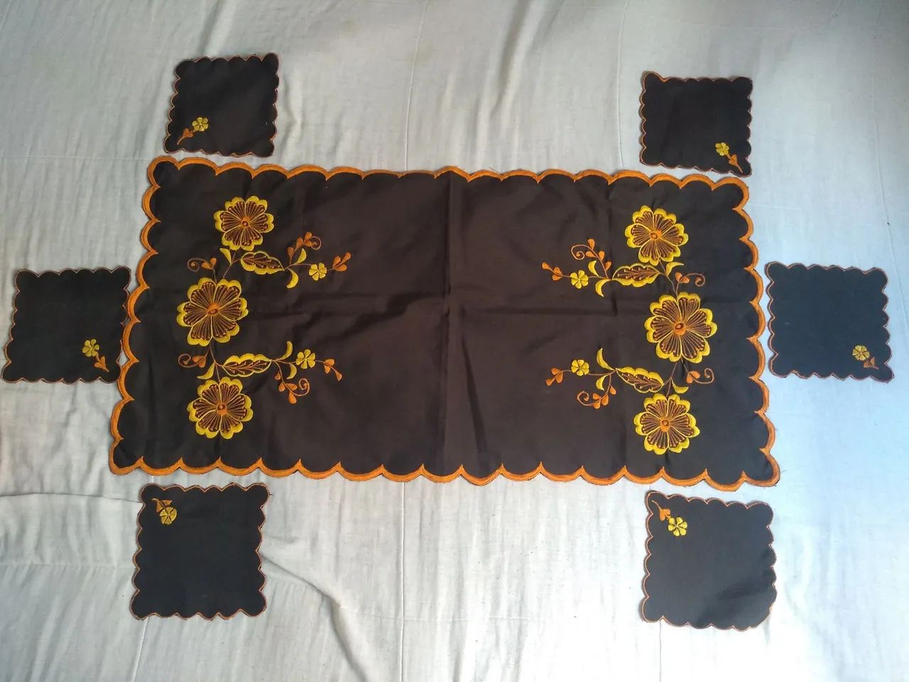 Cobre Leito Bordado Lindo .