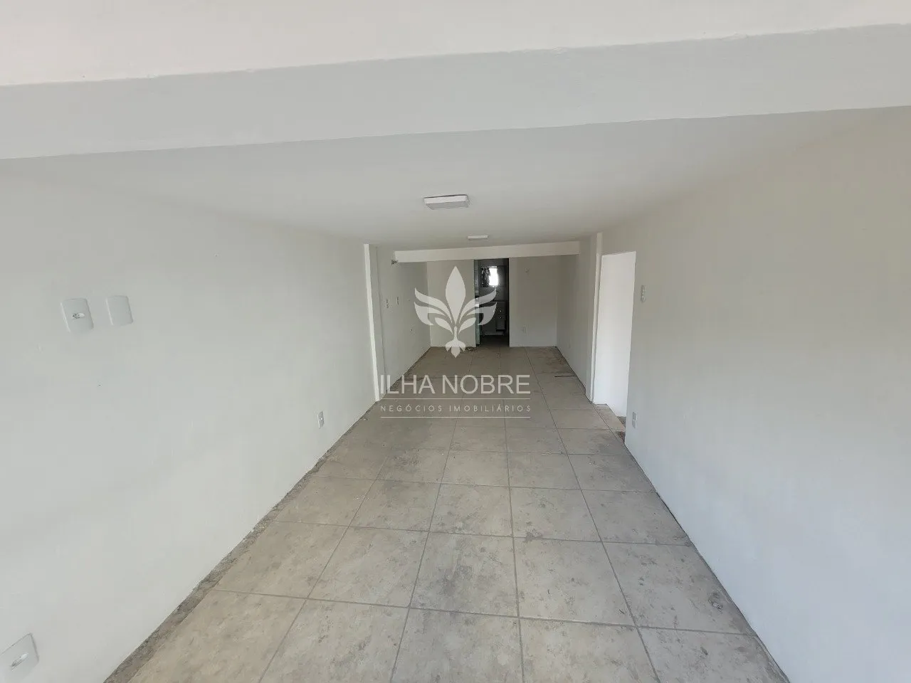 Sala Comercial com 30m² no centro comercial Ipiranga São José/SC