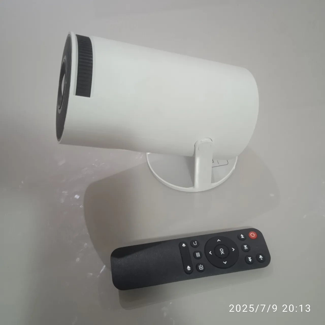 Projetor portátil branco com controle remoto