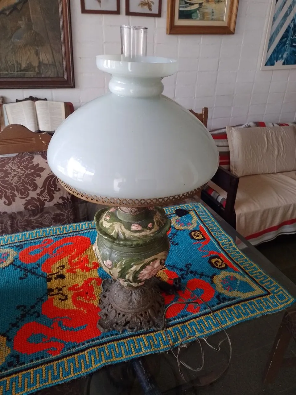 Abajur Vintage com Cúpula de Vidro Leitoso