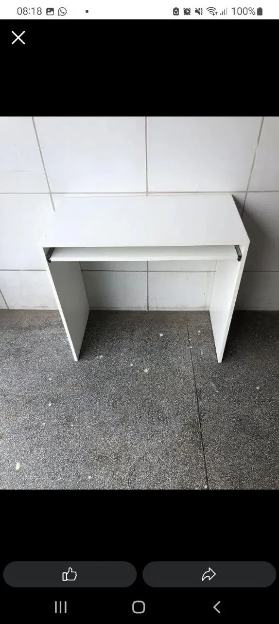 Escrivaninha branca compacta