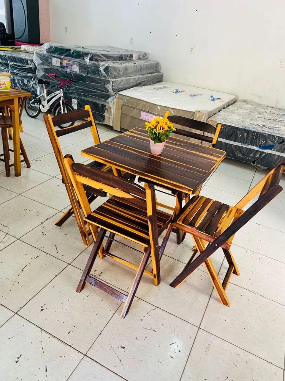 Conjunto de mesa e cadeiras de madeira - Foto 3