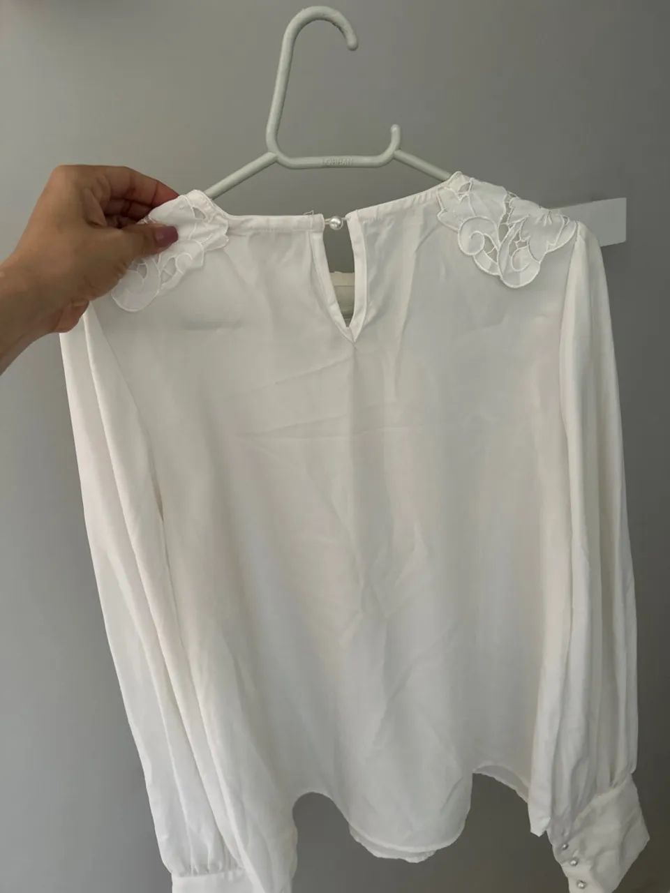 Blusa branca com gola bordada - Foto 2