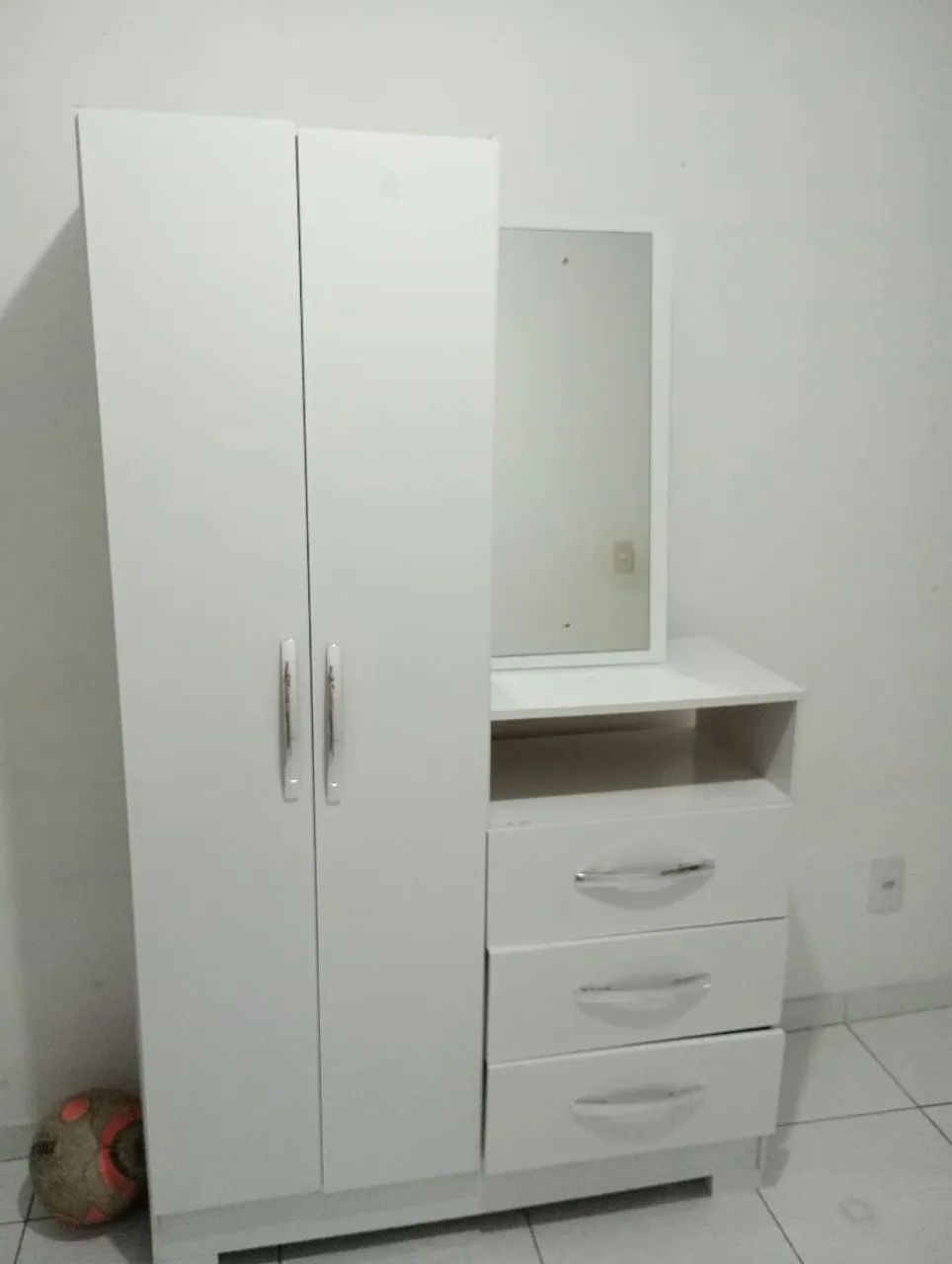 Guarda roupa bem conservado, tem conversa no valor contato: *842
