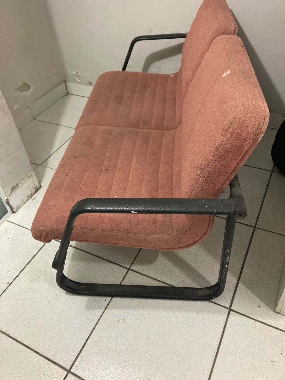 TROCO, SOFÁ DE ESPERA PLAXMETAL LINHA SUBLIME 2 LUGARES COM BRAÇOS BASE PRETA - Foto 3