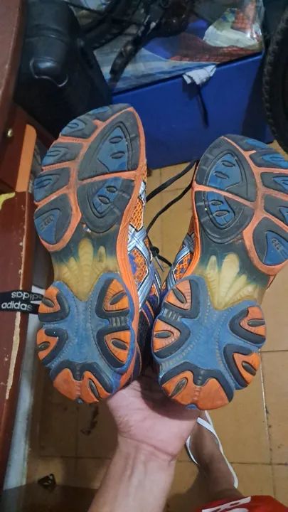 Tênis Asics laranja e azul - Foto 3