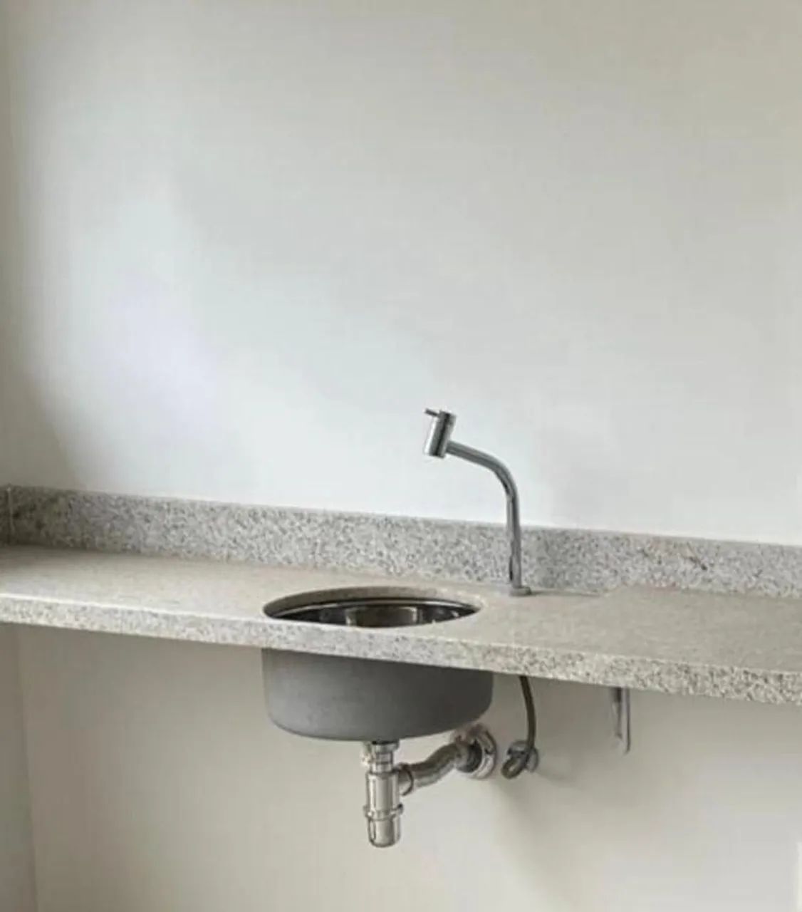  Pia mármore c/ torneira Deca cuba inox. 