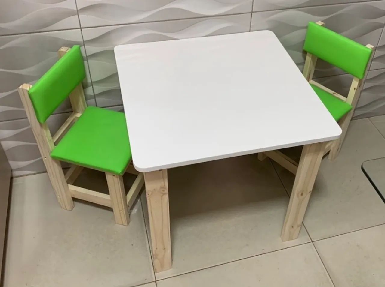 Mesa infantil mdf branca, com cadeiras estofadas verdes