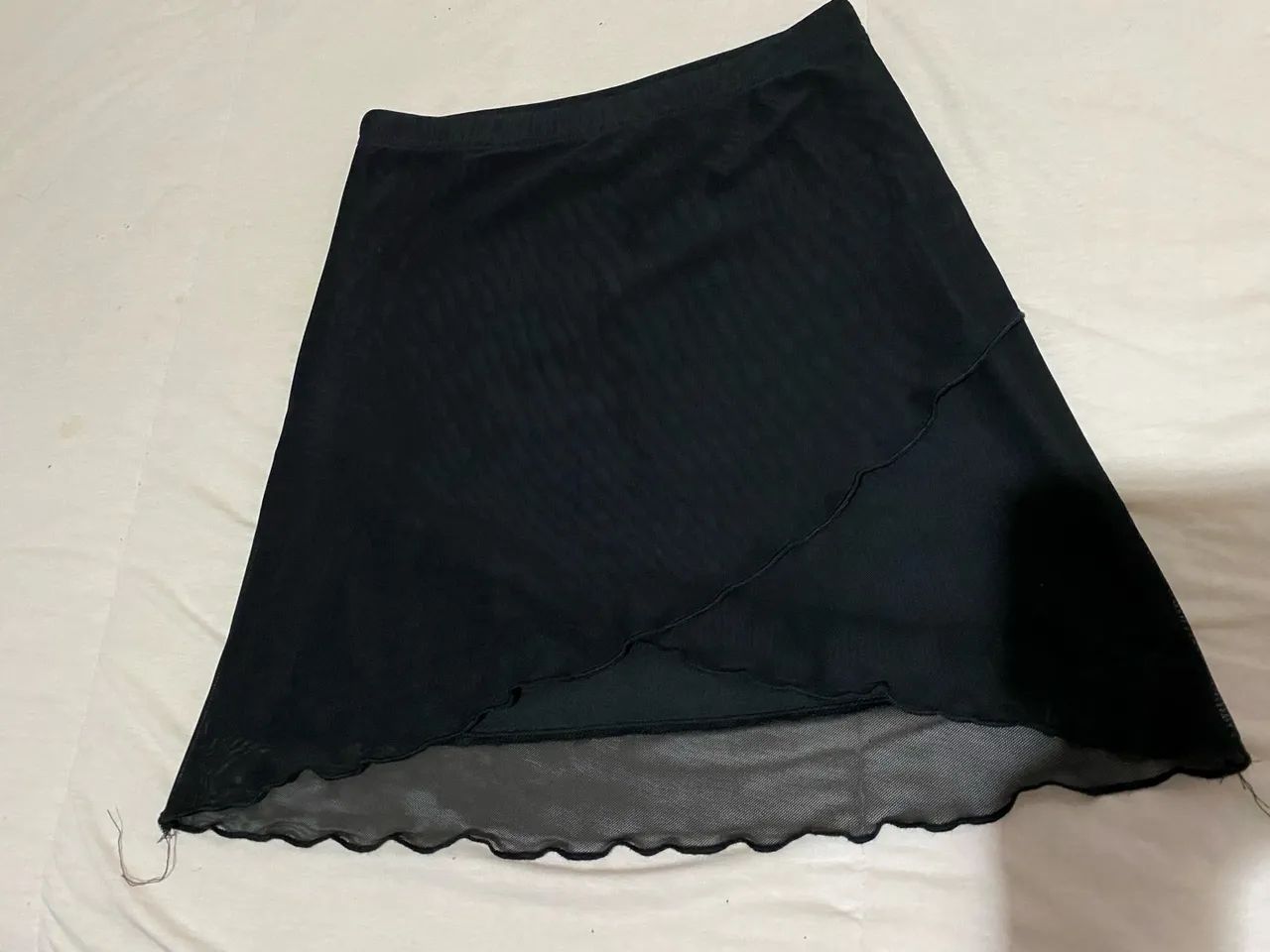 Saia preta com detalhe drapeado na frente  - Foto 2