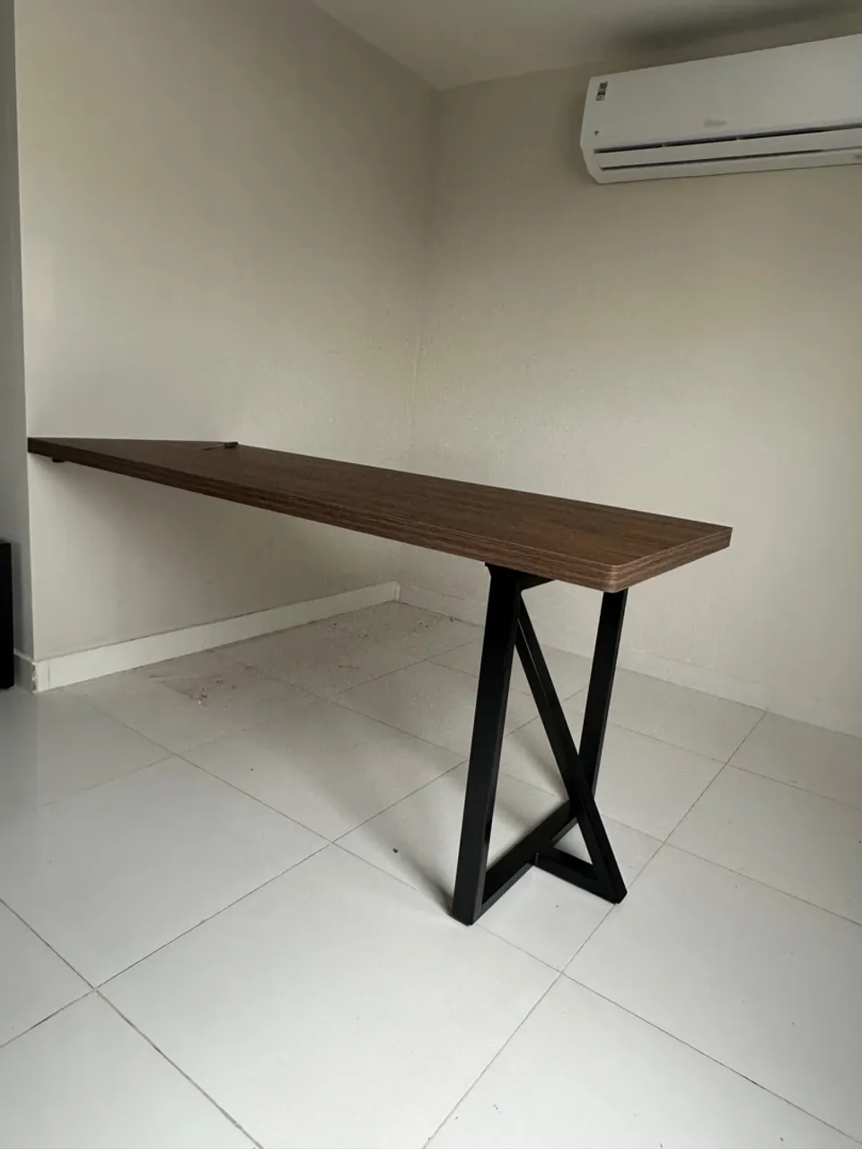 Mesa Suspensa com Design Moderno e Elegante