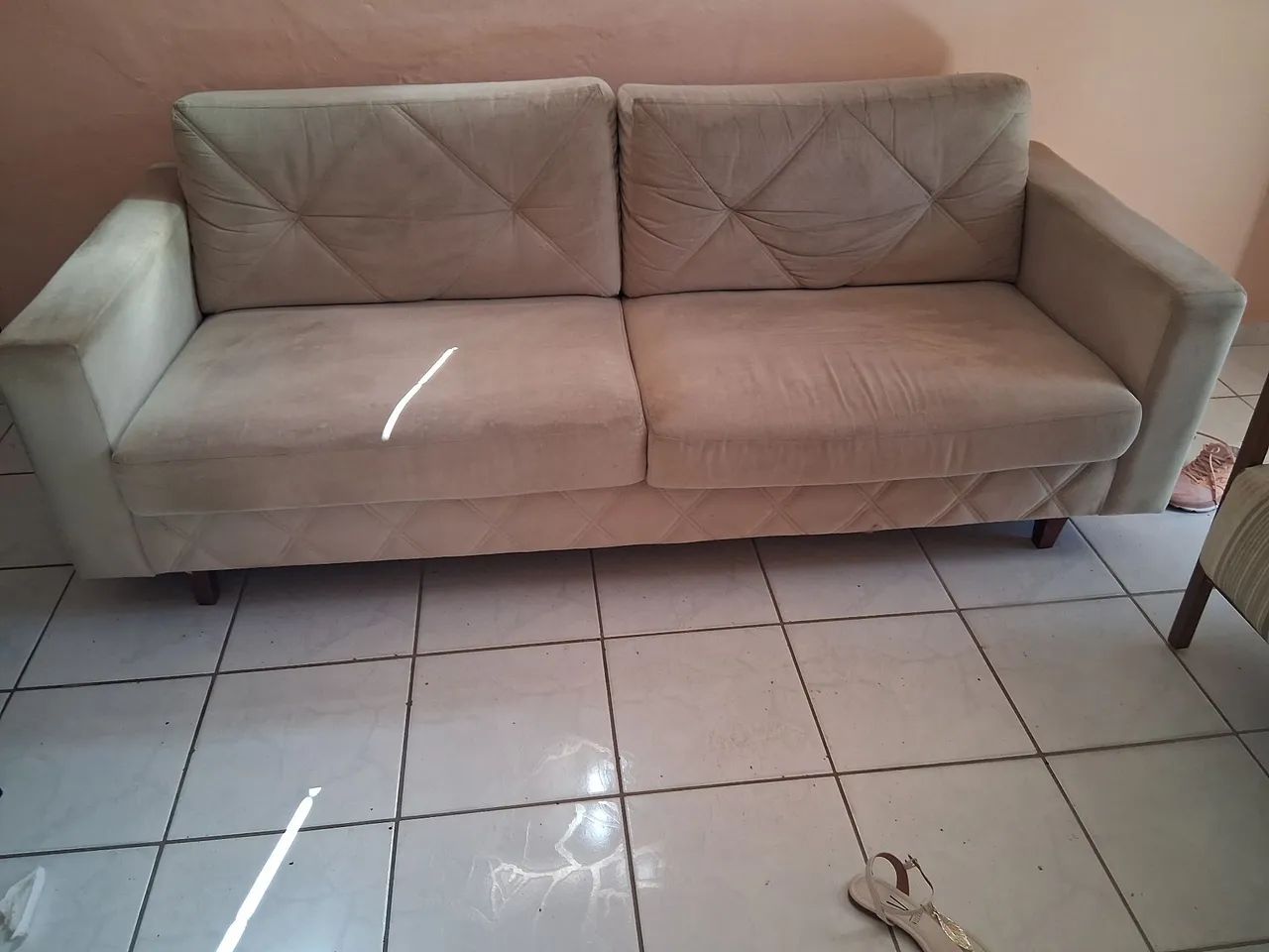 Sofá  3 lugares bege com design moderno64842829363075121