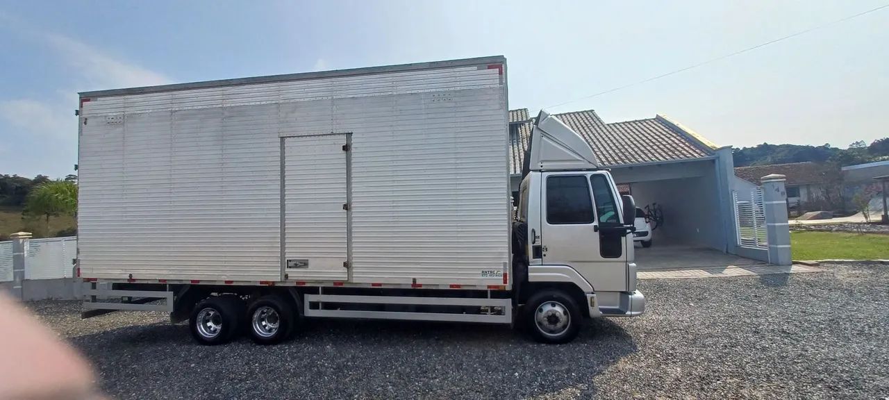 Cargo 816 truck baú - Foto 2