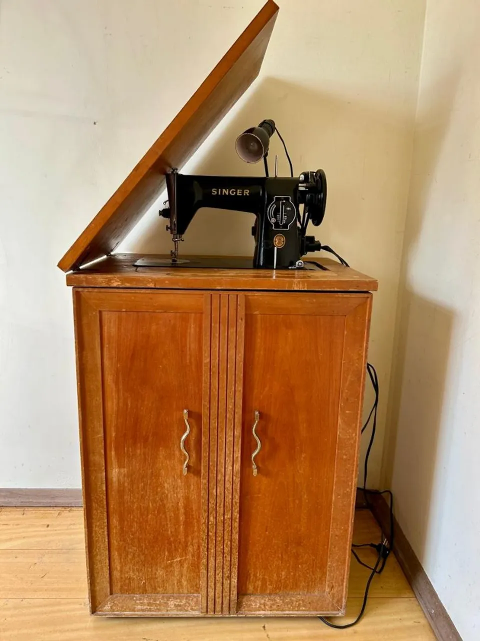 Máquina de Costura Singer com Armário