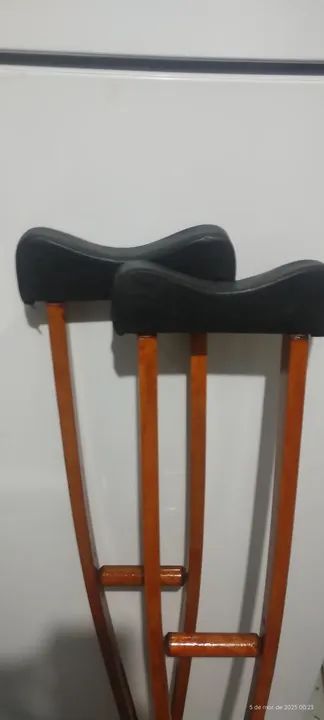 Par de muletas de madeira - Foto 3