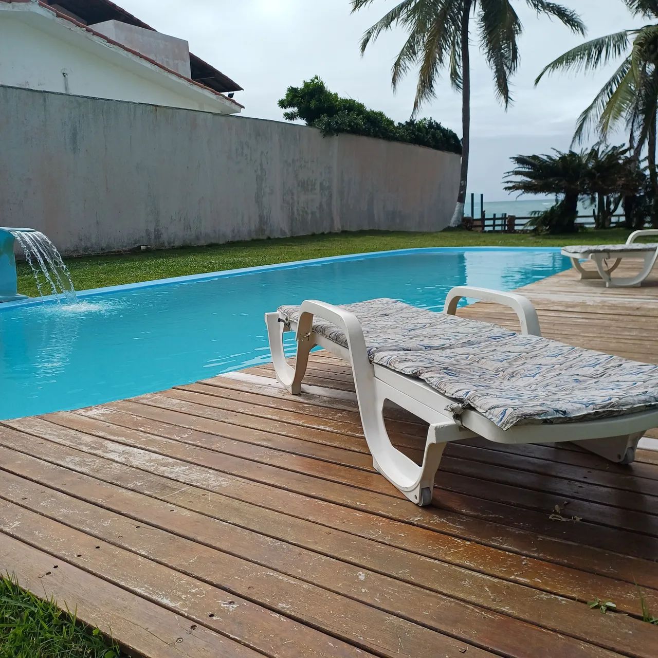 CASA BEIRA-MAR COM PISCINA - Mobiliada - Locações Temporárias 