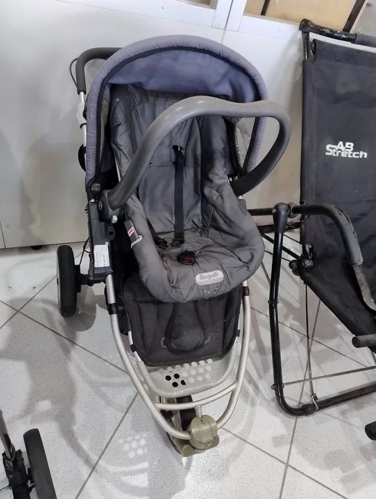 Carrinho de bebê Burigotto com bebê conforto 