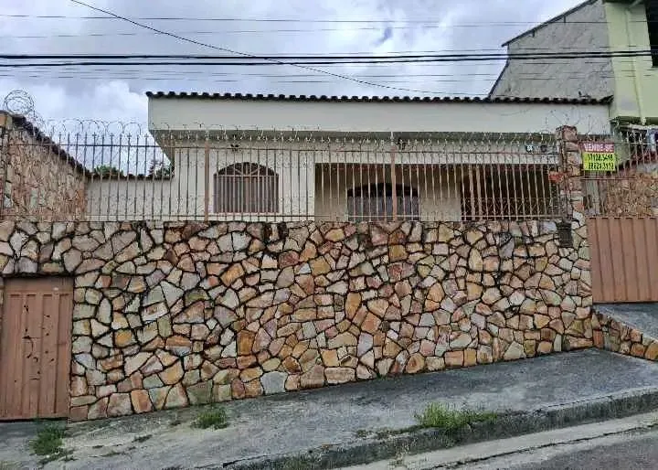 Vendo Casa no Centro, próximo a Magazine Luiza