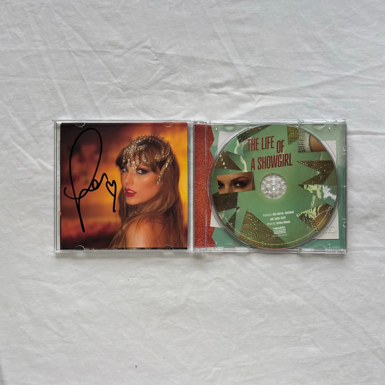 CD Taylor Swift The Life Of A Showgirl + Hand Signed Photo 1