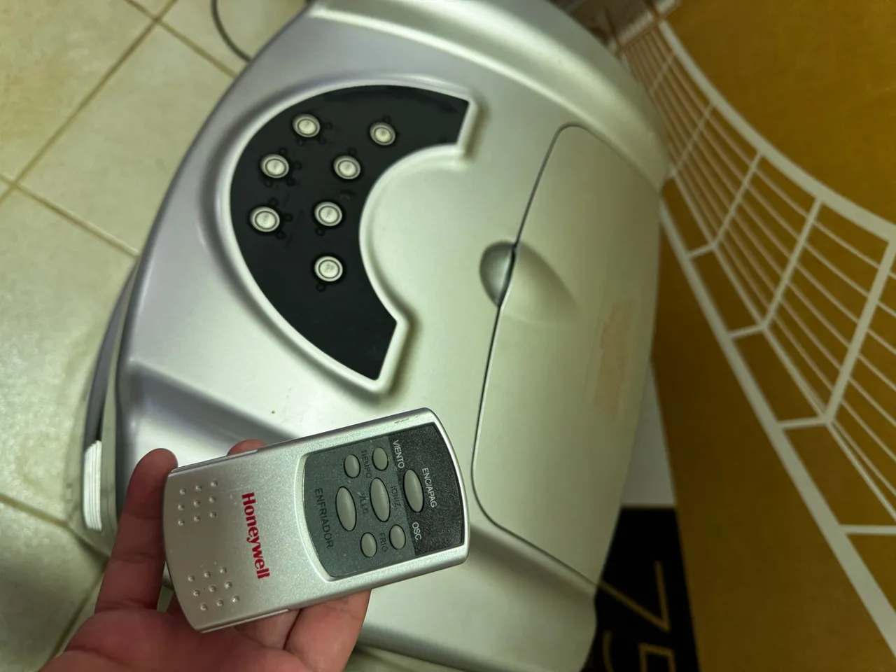 Climatizador Honeywell com controle remoto