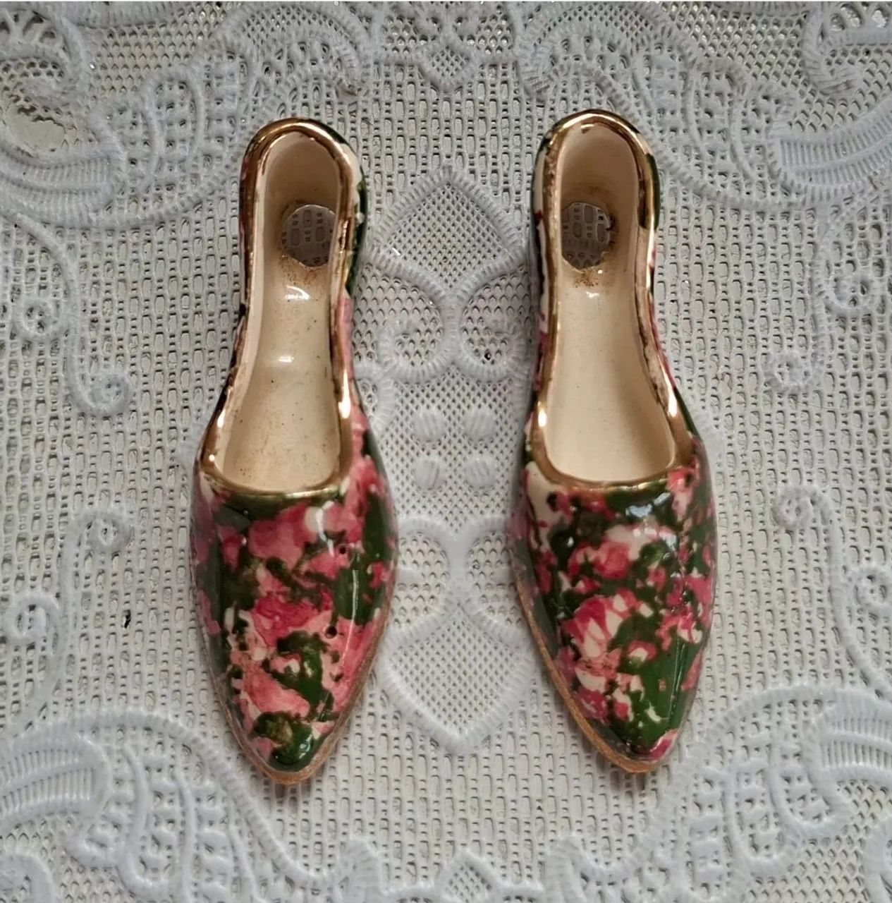 Antiguidade: 2 miniaturas de sapatinhos de parede em porcelana com estampa floral