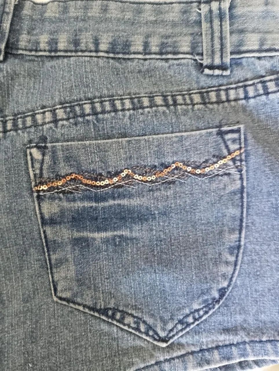 Short jeans com detalhes em paetê - Foto 4
