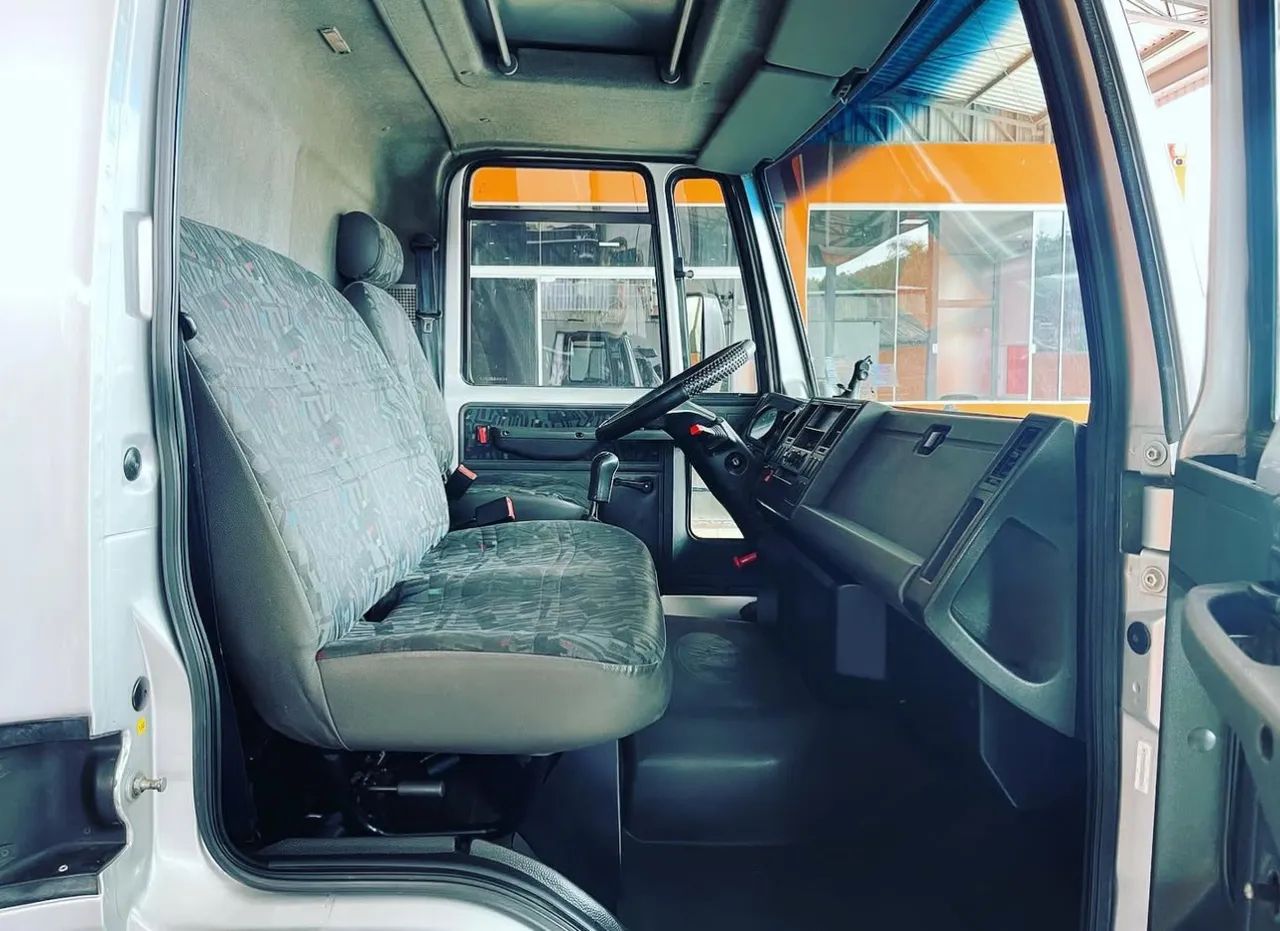 Ford Cargo 712 Baú  - Foto 5