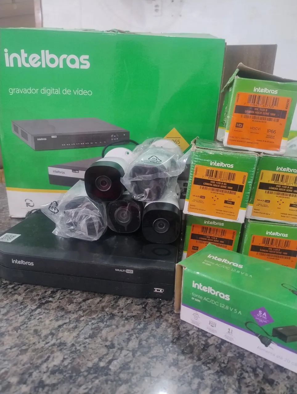 Kit de Segurança Intelbras 5 Câmeras Full HD 1080p HDCVI + DVR 8 Canais + Fonte