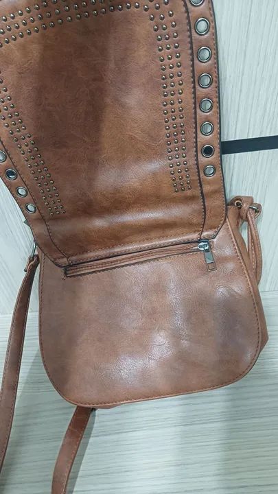 Bolsa de ombro marrom com detalhes em metal - Foto 4