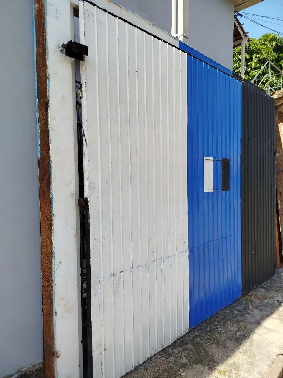 Portão em chapa de aço com contrapeso, branco e azul