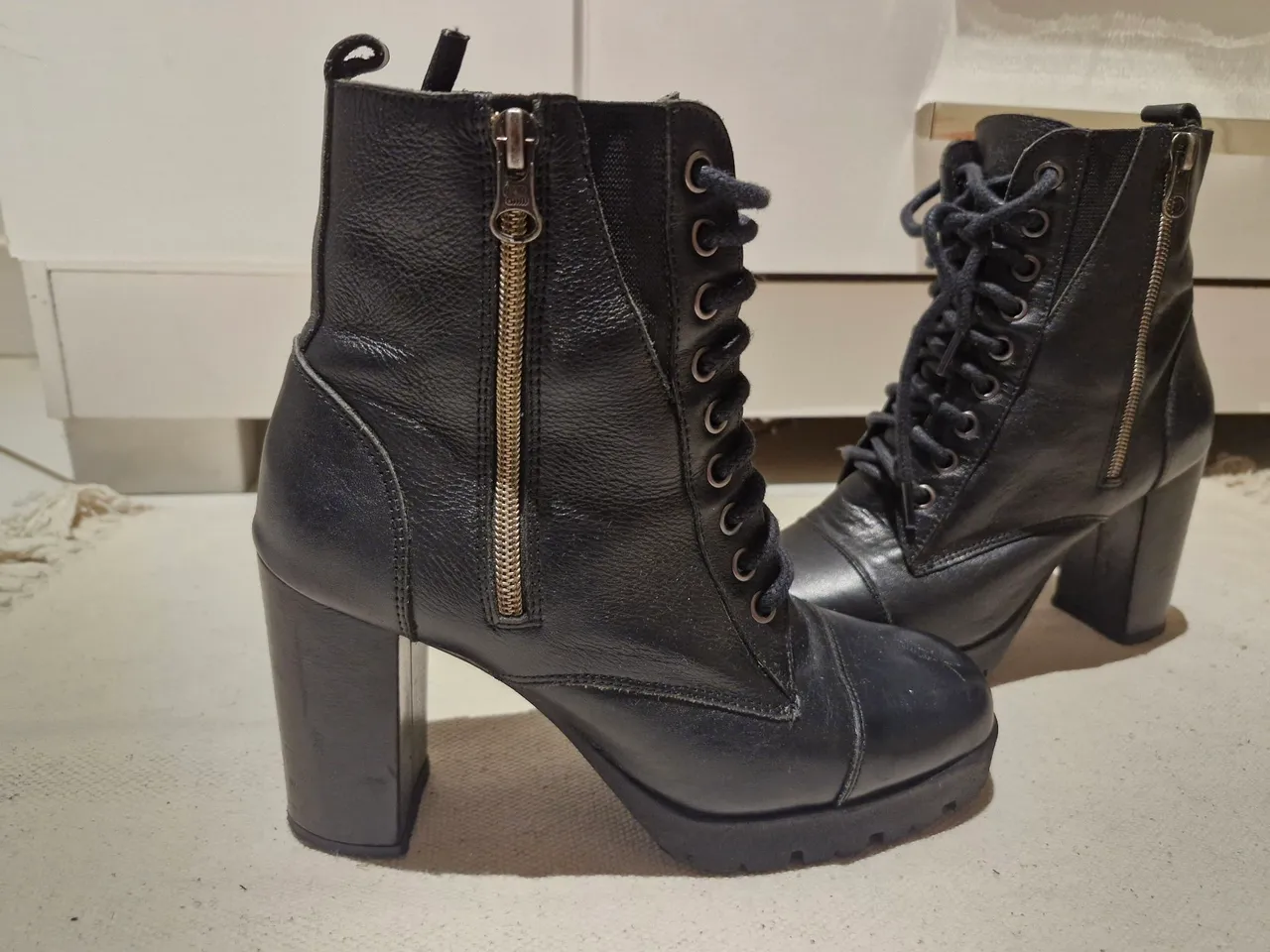 Botas Femininas sapato da corte de Couro com Salto Grosso - Elegância e Conforto