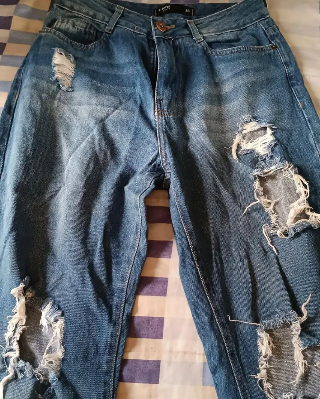 Calça Jeans Rasgada - Tamanho 38
