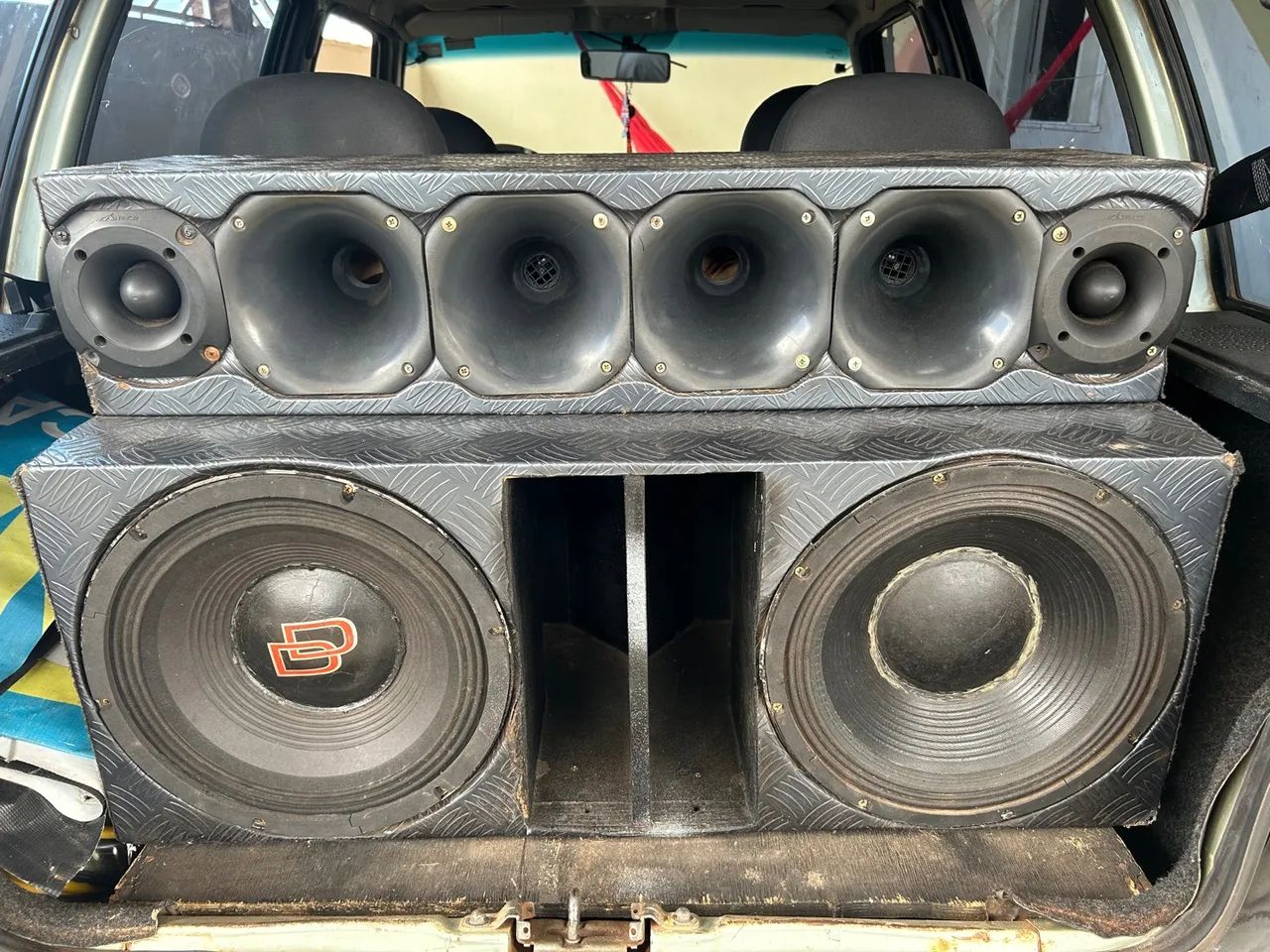 Caixa de Som com 2 Woofers e 5 Drivers