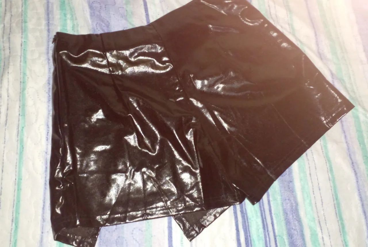 Short saia de couro sintético feminino