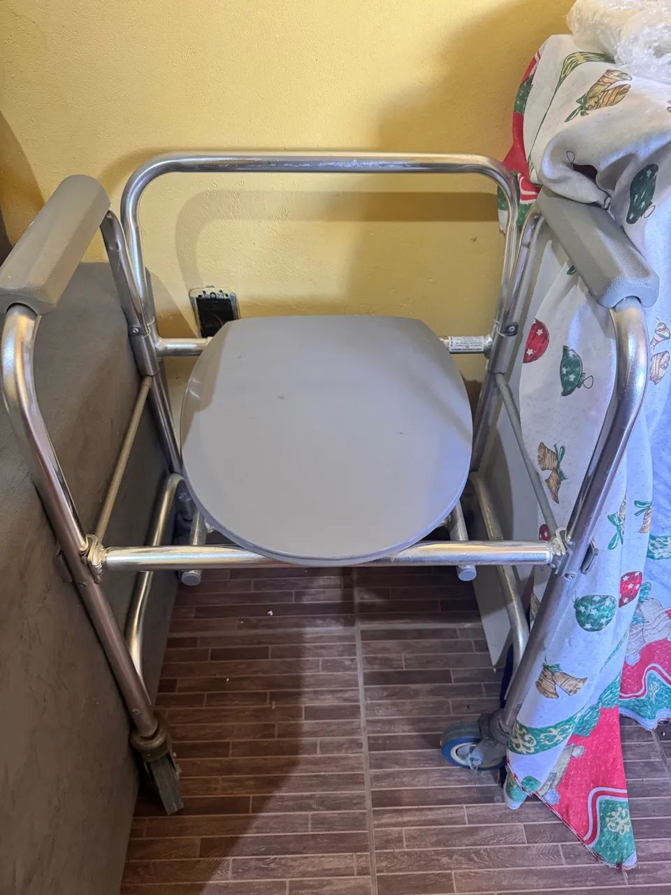 Vendo Cadeira de rodas para higiene 