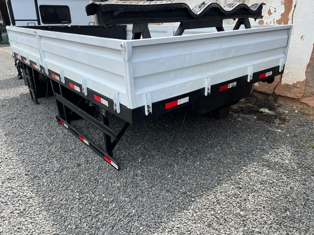 Carroceria de ferro para caminhão toko semi nova medida 4,70 x2,54 - Foto 3