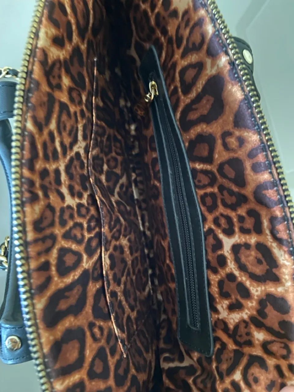 Bolsa de Ombro Preta com Estampa Animal