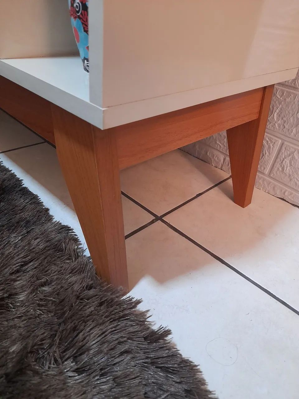 Vende-se Rack com Painel para TV até 50 pol. Pés Estilo Retrô - Semi Novo  - Foto 4