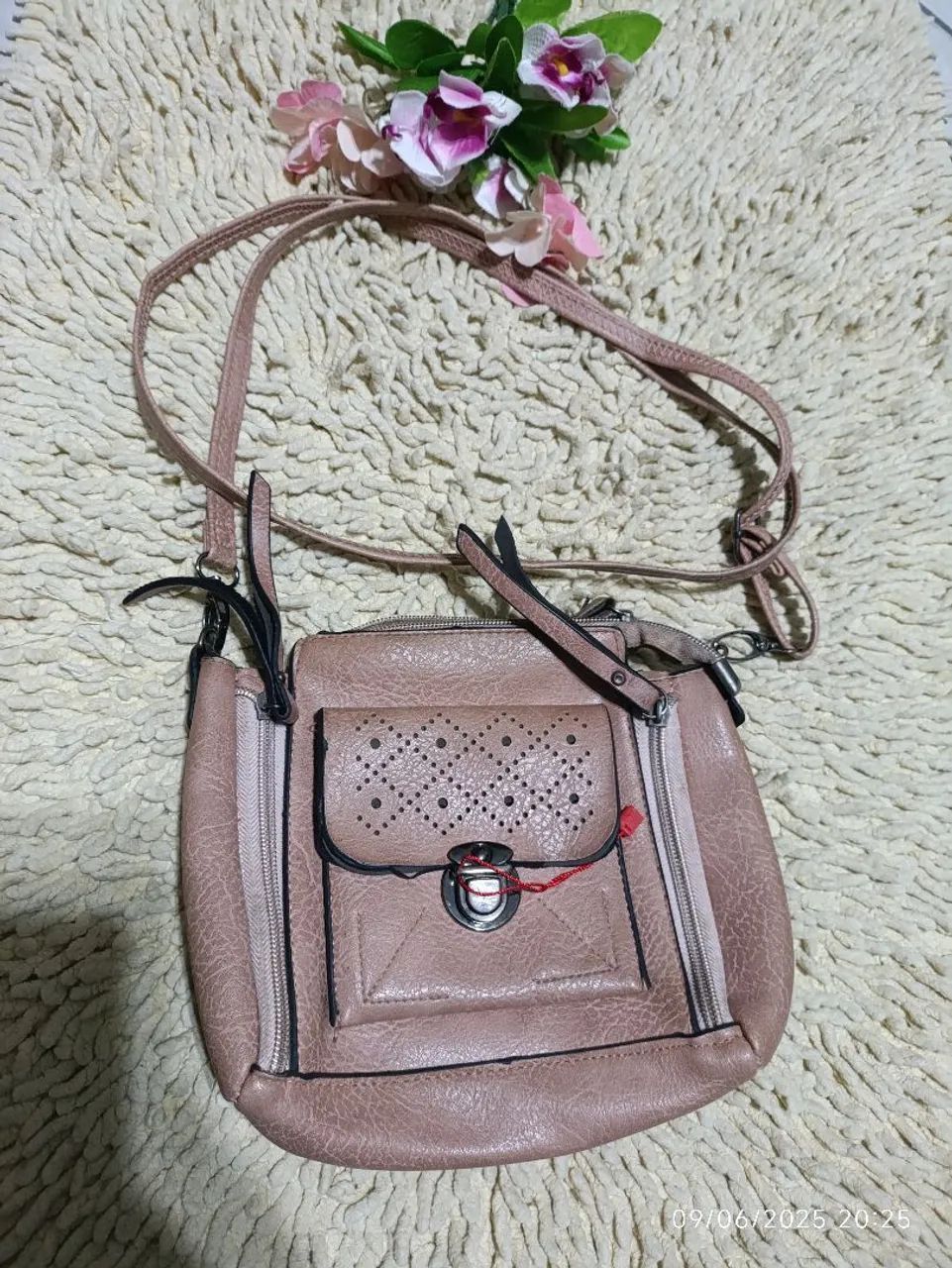 Bolsa de ombro Nude com detalhes e alça ajustável.